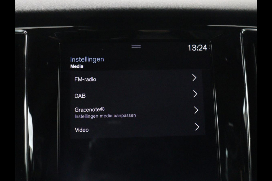 Volvo V60 2.0 T4 R-Design Panoramadak | Full LED | Trekhaak | Carplay | Pilot assist | Navigate | Stoel & Stuurverwarming | Achteruitrij camera | Cruise control | Climate control
