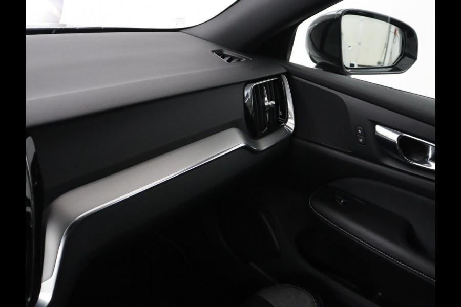 Volvo V60 2.0 T4 R-Design Panoramadak | Full LED | Trekhaak | Carplay | Pilot assist | Navigate | Stoel & Stuurverwarming | Achteruitrij camera | Cruise control | Climate control