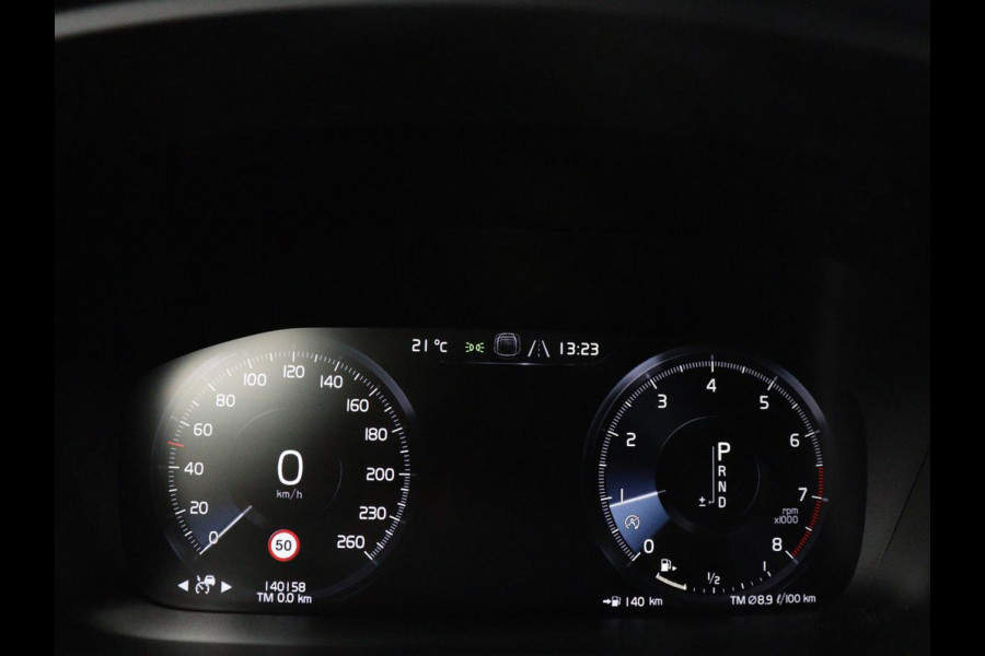 Volvo V60 2.0 T4 R-Design Panoramadak | Full LED | Trekhaak | Carplay | Pilot assist | Navigate | Stoel & Stuurverwarming | Achteruitrij camera | Cruise control | Climate control
