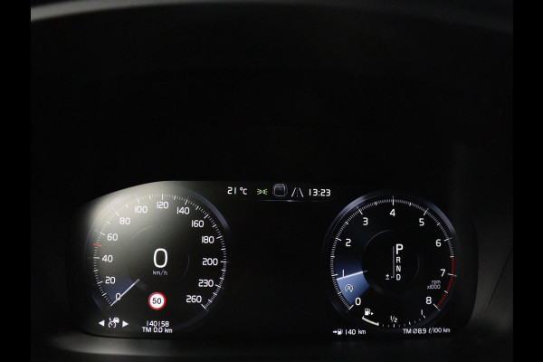 Volvo V60 2.0 T4 R-Design Panoramadak | Full LED | Trekhaak | Carplay | Pilot assist | Navigate | Stoel & Stuurverwarming | Achteruitrij camera | Cruise control | Climate control