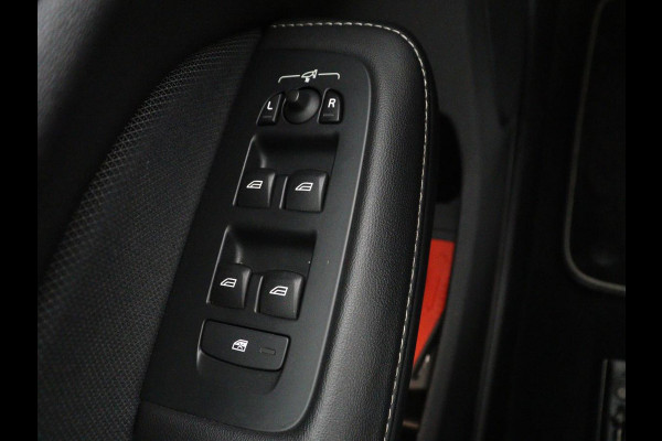Volvo V60 2.0 T4 R-Design Panoramadak | Full LED | Trekhaak | Carplay | Pilot assist | Navigate | Stoel & Stuurverwarming | Achteruitrij camera | Cruise control | Climate control