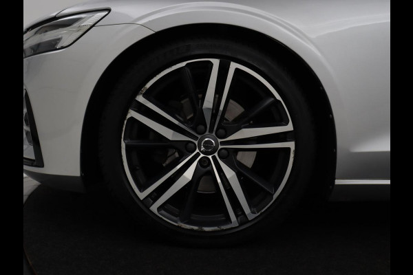 Volvo V60 2.0 T4 R-Design Panoramadak | Full LED | Trekhaak | Carplay | Pilot assist | Navigate | Stoel & Stuurverwarming | Achteruitrij camera | Cruise control | Climate control