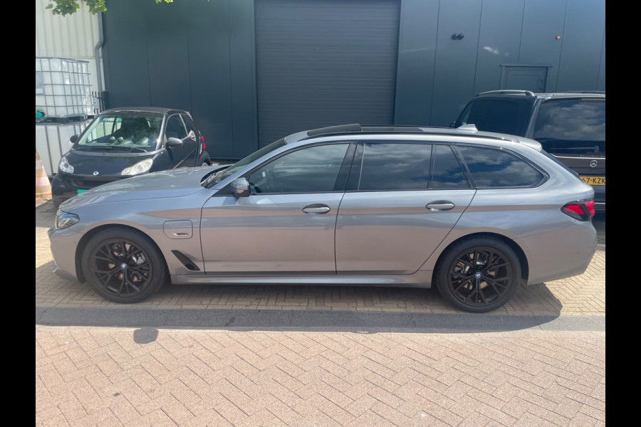 BMW 5 Serie Touring 530e High Executive Laser Led Panorama M-pakket 19inch breedset memory orig NL Geleverd NAP compleet!