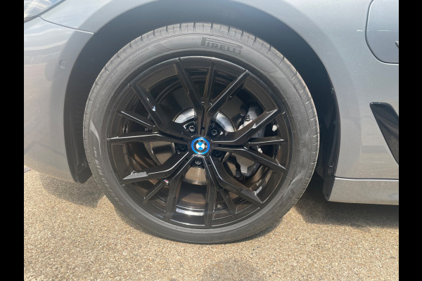BMW 5 Serie Touring 530e High Executive Laser Led Panorama M-pakket 19inch breedset memory orig NL Geleverd NAP compleet!