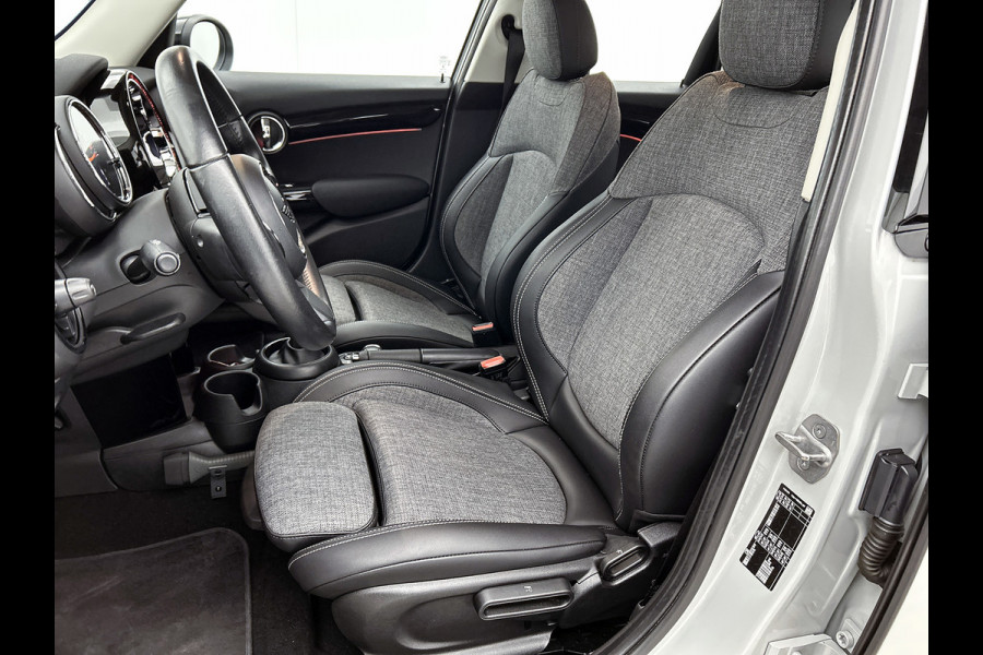 MINI 5-deurs 1.5 Cooper Classic (NL-auto, 1e Eig, Dealer OnderH, Navi Prof, Sportstoel, Parkeersensoren, Climate Con, Etc)
