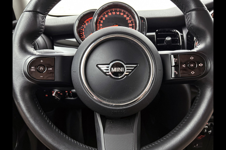 MINI 5-deurs 1.5 Cooper Classic (NL-auto, 1e Eig, Dealer OnderH, Navi Prof, Sportstoel, Parkeersensoren, Climate Con, Etc)
