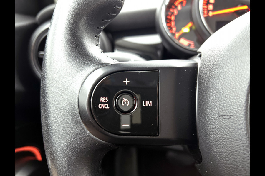 MINI 5-deurs 1.5 Cooper Classic (NL-auto, 1e Eig, Dealer OnderH, Navi Prof, Sportstoel, Parkeersensoren, Climate Con, Etc)