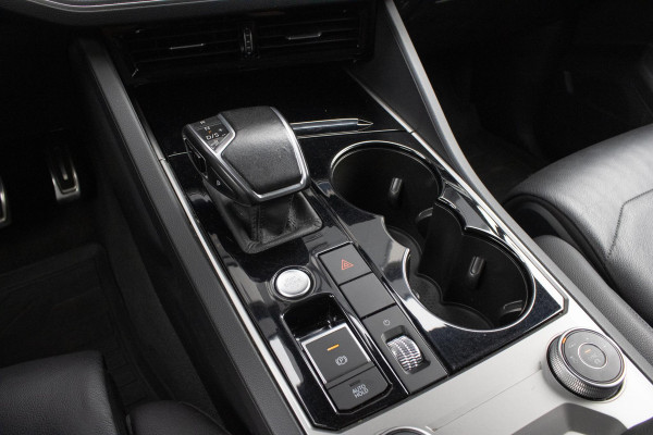 Volkswagen Touareg 3.0 TSi 4MOTION R Trekhaak Luchtvering Camera Nightvision