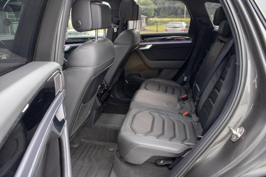 Volkswagen Touareg 3.0 TSi 4MOTION R Trekhaak Luchtvering Camera Nightvision