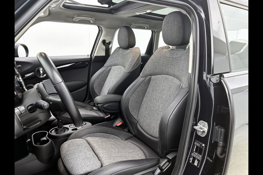 MINI 5-deurs 1.5 Cooper Classic (NL-auto, 1e Eig, Dealer OnderH, Panorama, Carplay, Navi Prof, Sportstoel, ParkeerS, Climate, Etc)