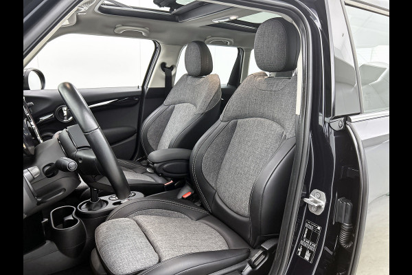 MINI 5-deurs 1.5 Cooper Classic (NL-auto, 1e Eig, Dealer OnderH, Panorama, Carplay, Navi Prof, Sportstoel, ParkeerS, Climate, Etc)