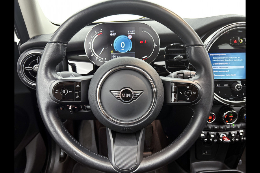 MINI 5-deurs 1.5 Cooper Classic (NL-auto, 1e Eig, Dealer OnderH, Panorama, Carplay, Navi Prof, Sportstoel, ParkeerS, Climate, Etc)