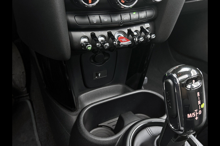 MINI 5-deurs 1.5 Cooper Classic (NL-auto, 1e Eig, Dealer OnderH, Panorama, Carplay, Navi Prof, Sportstoel, ParkeerS, Climate, Etc)