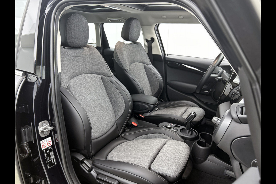 MINI 5-deurs 1.5 Cooper Classic (NL-auto, 1e Eig, Dealer OnderH, Panorama, Carplay, Navi Prof, Sportstoel, ParkeerS, Climate, Etc)