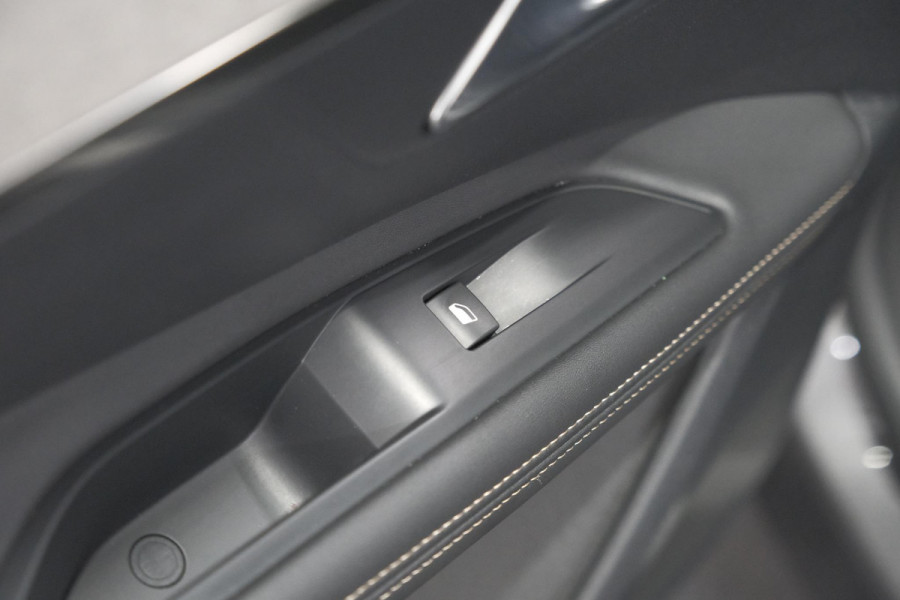 Peugeot 5008 PureTech 130 EAT8 GT | 7 Zitplaatsen | Schuif-/Kanteldak | Camera | Adaptieve Cruise Control