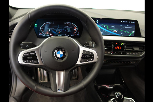 BMW 1-serie 118i M-Sport Automaat Digitale Cockpit Climate control Stoel verwarming LED  Sfeer verlichting Lichtmetalen velgen Navigatie Apple carplay/ Android auto Parkeersensoren
