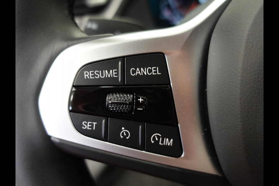 BMW 1-serie 118i M-Sport Automaat Digitale Cockpit Climate control Stoel verwarming LED  Sfeer verlichting Lichtmetalen velgen Navigatie Apple carplay/ Android auto Parkeersensoren