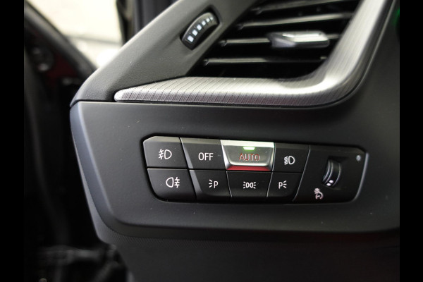 BMW 1-serie 118i M-Sport Automaat Digitale Cockpit Climate control Stoel verwarming LED  Sfeer verlichting Lichtmetalen velgen Navigatie Apple carplay/ Android auto Parkeersensoren