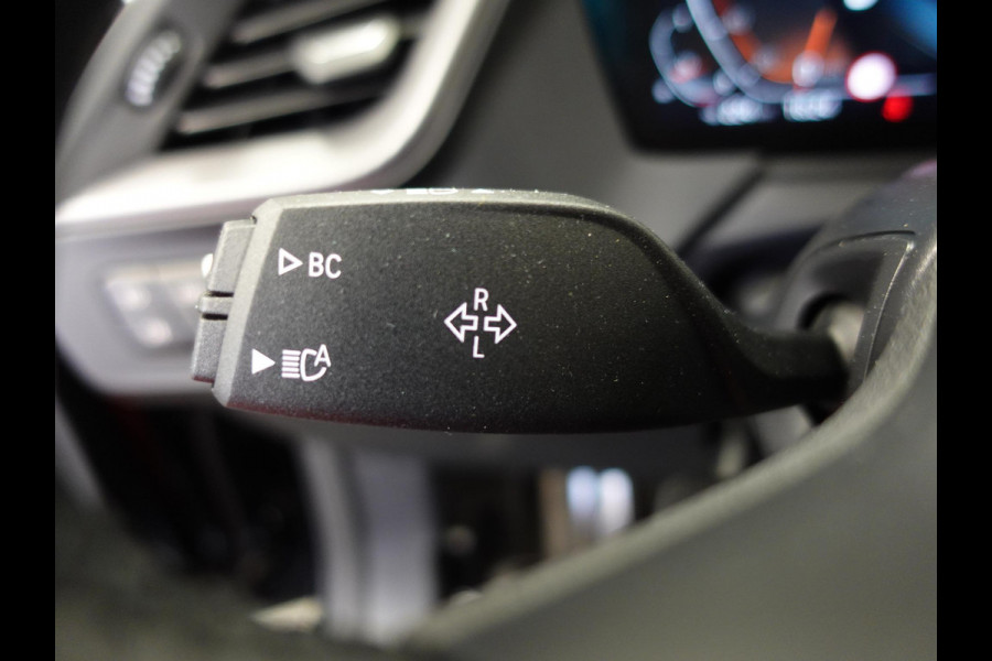 BMW 1-serie 118i M-Sport Automaat Digitale Cockpit Climate control Stoel verwarming LED  Sfeer verlichting Lichtmetalen velgen Navigatie Apple carplay/ Android auto Parkeersensoren