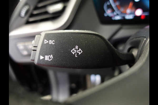 BMW 1-serie 118i M-Sport Automaat Digitale Cockpit Climate control Stoel verwarming LED  Sfeer verlichting Lichtmetalen velgen Navigatie Apple carplay/ Android auto Parkeersensoren