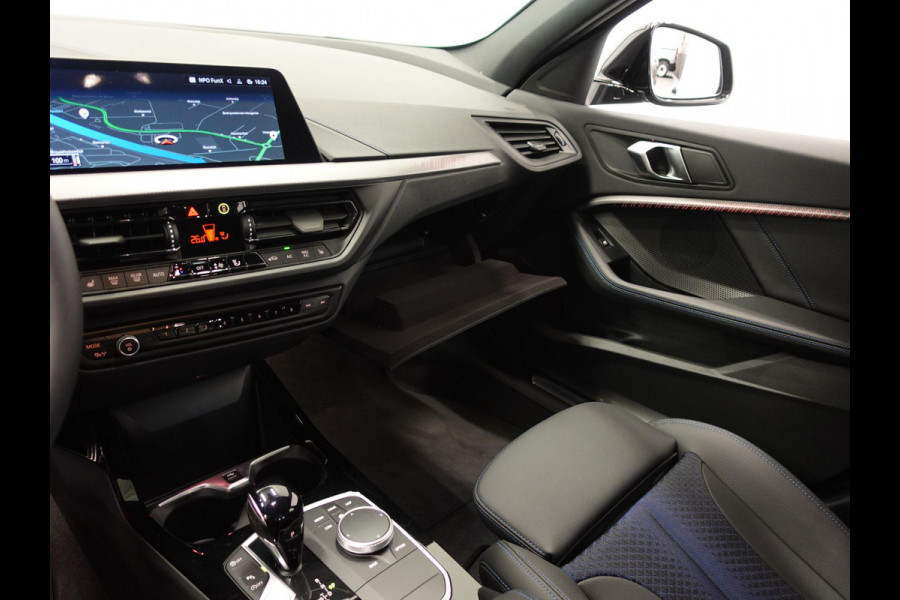 BMW 1-serie 118i M-Sport Automaat Digitale Cockpit Climate control Stoel verwarming LED  Sfeer verlichting Lichtmetalen velgen Navigatie Apple carplay/ Android auto Parkeersensoren