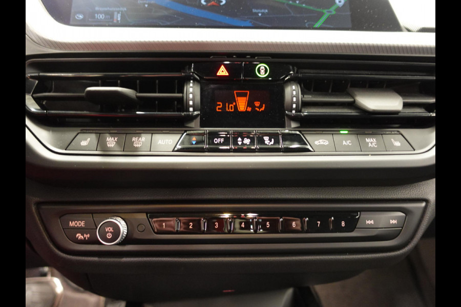 BMW 1-serie 118i M-Sport Automaat Digitale Cockpit Climate control Stoel verwarming LED  Sfeer verlichting Lichtmetalen velgen Navigatie Apple carplay/ Android auto Parkeersensoren
