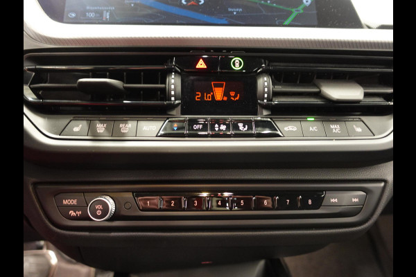 BMW 1-serie 118i M-Sport Automaat Digitale Cockpit Climate control Stoel verwarming LED  Sfeer verlichting Lichtmetalen velgen Navigatie Apple carplay/ Android auto Parkeersensoren