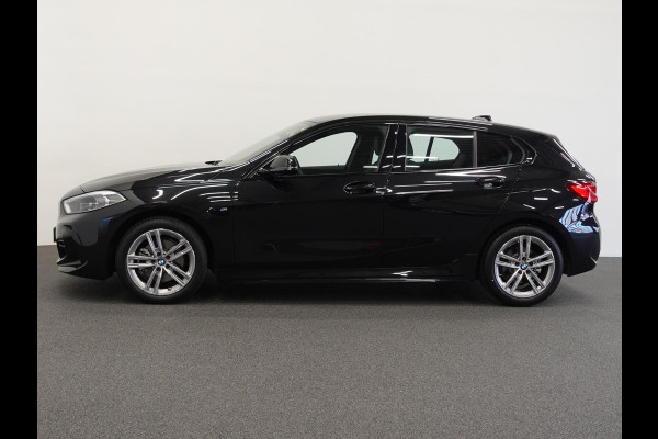BMW 1-serie 118i M-Sport Automaat Digitale Cockpit Climate control Stoel verwarming LED  Sfeer verlichting Lichtmetalen velgen Navigatie Apple carplay/ Android auto Parkeersensoren