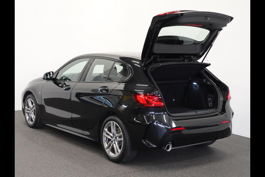 BMW 1-serie 118i M-Sport Automaat Digitale Cockpit Climate control Stoel verwarming LED  Sfeer verlichting Lichtmetalen velgen Navigatie Apple carplay/ Android auto Parkeersensoren
