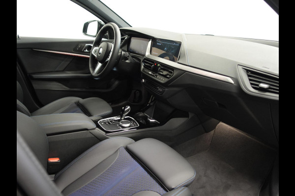 BMW 1-serie 118i M-Sport Automaat Digitale Cockpit Climate control Stoel verwarming LED  Sfeer verlichting Lichtmetalen velgen Navigatie Apple carplay/ Android auto Parkeersensoren