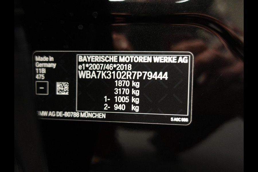 BMW 1-serie 118i M-Sport Automaat Digitale Cockpit Climate control Stoel verwarming LED  Sfeer verlichting Lichtmetalen velgen Navigatie Apple carplay/ Android auto Parkeersensoren