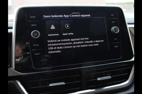 Volkswagen T-Roc 1.5 TSI DSG R-Line Climate control Adaptieve cruise control LED Navigatie Achteruitrijcamera Parkeersensoren Apple Carplay Android Auto Radio
