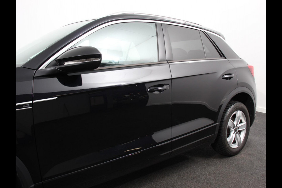 Volkswagen T-Roc 1.5 TSI DSG R-Line Climate control Adaptieve cruise control LED Navigatie Achteruitrijcamera Parkeersensoren Apple Carplay Android Auto Radio