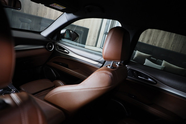 Alfa Romeo Stelvio 2.0 T AWD Veloce / Cognac Leder / Acc / Lane Assist / Memory / Elek Stoelen / Navi / Camera / 20 Inch