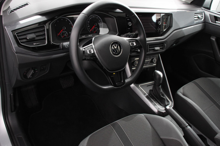 Volkswagen Polo 1.0 TSI 110 pk DSG Highline Panorama dak Navigatie Apple Carplay/Android Auto Wireless Adaptive Cruise Control Parkeersensoren Stoelverwarming  Climatronic Getinte ramen