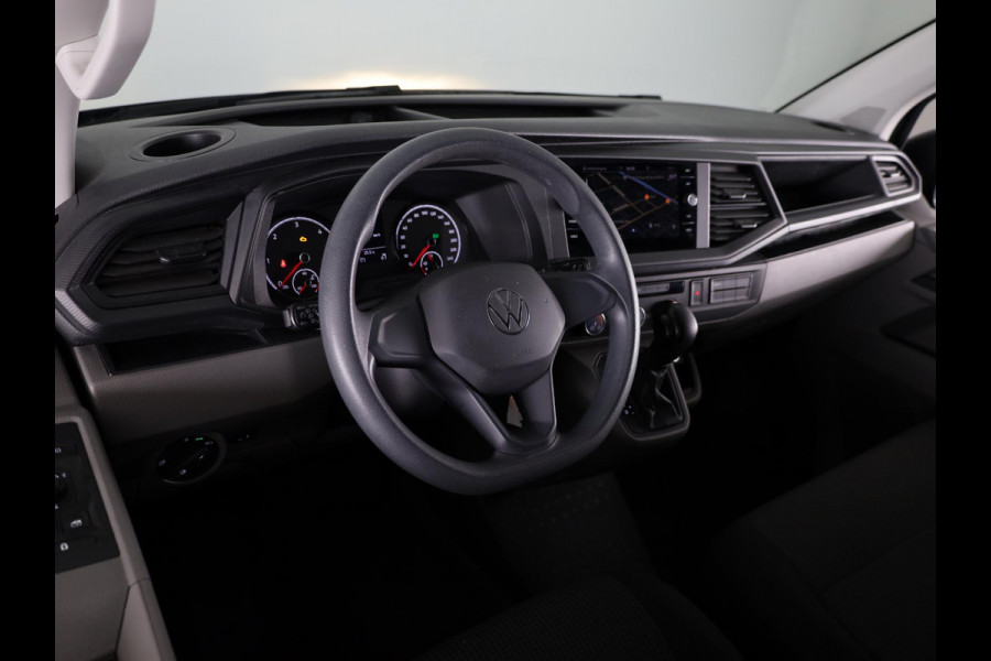Volkswagen Transporter 2.0 TDI L2H3 28 Comfortline 150 pk Automaat | Navigatie | Trekhaak | Parkeersensoren achter | Achteruitrijcamera | Cruise control | Apple Carplay/Android Auto |