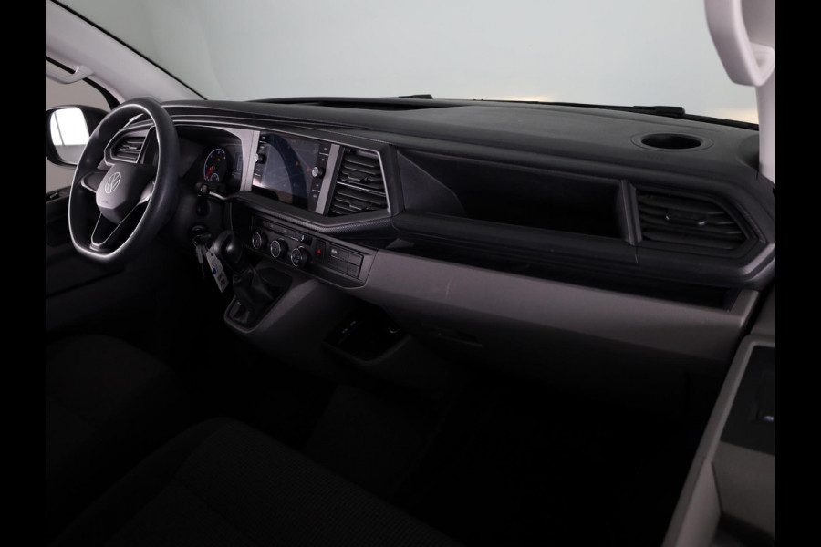 Volkswagen Transporter 2.0 TDI L2H3 28 Comfortline 150 pk Automaat | Navigatie | Trekhaak | Parkeersensoren achter | Achteruitrijcamera | Cruise control | Apple Carplay/Android Auto |