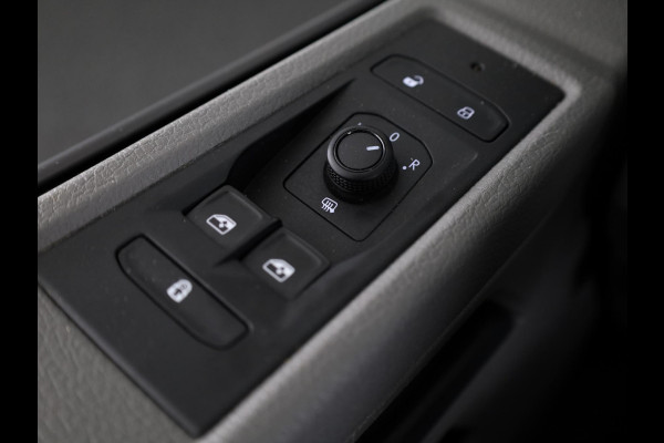 Volkswagen Transporter 2.0 TDI L2H3 28 Comfortline 150 pk Automaat | Navigatie | Trekhaak | Parkeersensoren achter | Achteruitrijcamera | Cruise control | Apple Carplay/Android Auto |