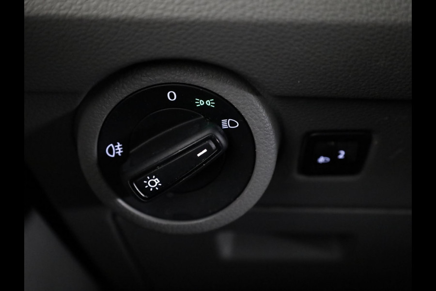 Volkswagen Transporter 2.0 TDI L2H3 28 Comfortline 150 pk Automaat | Navigatie | Trekhaak | Parkeersensoren achter | Achteruitrijcamera | Cruise control | Apple Carplay/Android Auto |