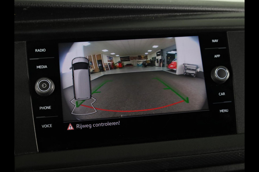 Volkswagen Transporter 2.0 TDI L2H3 28 Comfortline 150 pk Automaat | Navigatie | Trekhaak | Parkeersensoren achter | Achteruitrijcamera | Cruise control | Apple Carplay/Android Auto |