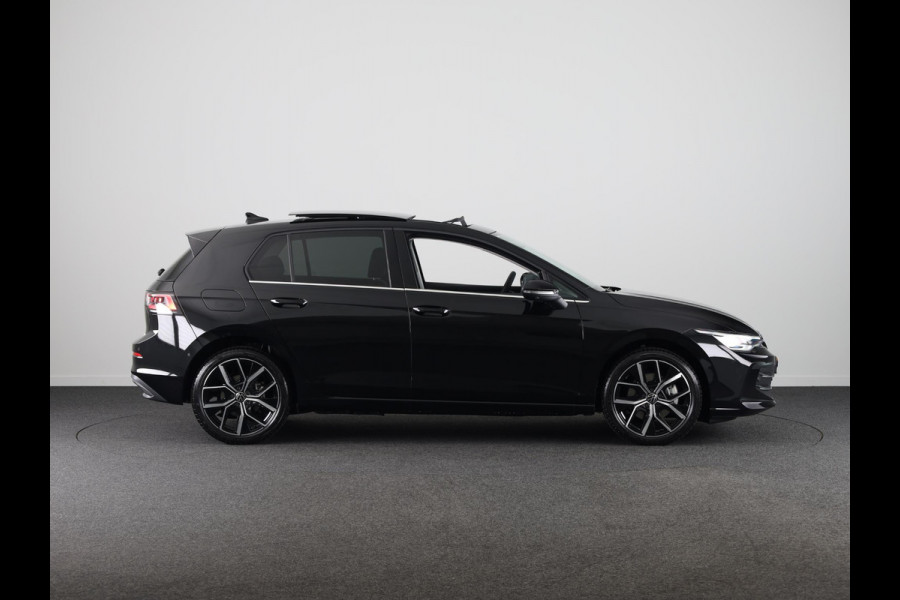 Volkswagen Golf 1.5 eHybrid Style Edition 204PK | Panoramadak | Wegklapbare trekhaak | Sportonderstel | Led matrix | Stoelverwarming | 18 Inch