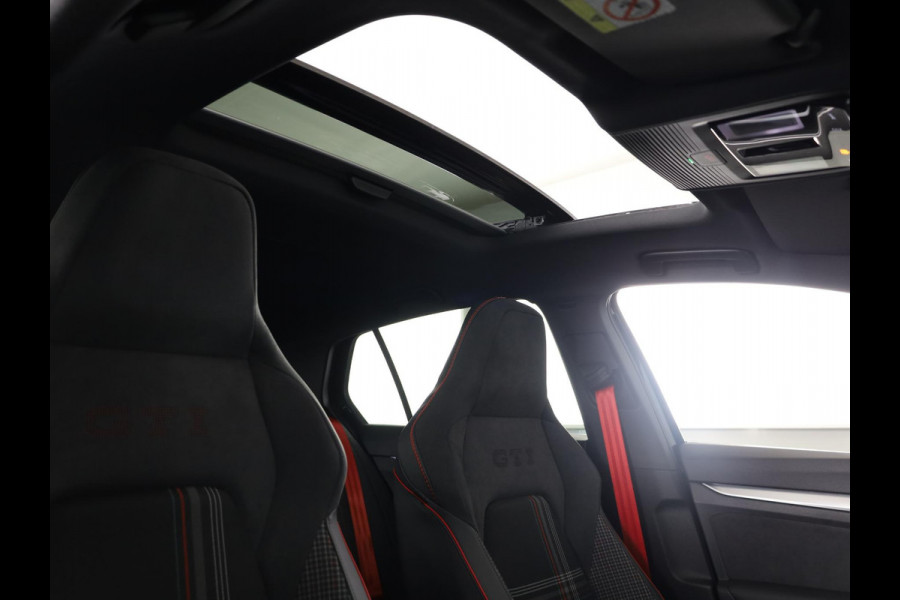 Volkswagen Golf 2.0 TSI GTI Clubsport Edition 50 325 PK | Full option | Panorama dak | Akrapovic | Harman Kardon | 19" Warmenau | Head Up Display | 360 graden camera | Verlengde garantie