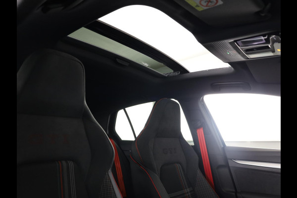 Volkswagen Golf 2.0 TSI GTI Clubsport Edition 50 325 PK | Full option | Panorama dak | Akrapovic | Harman Kardon | 19" Warmenau | Head Up Display | 360 graden camera | Verlengde garantie