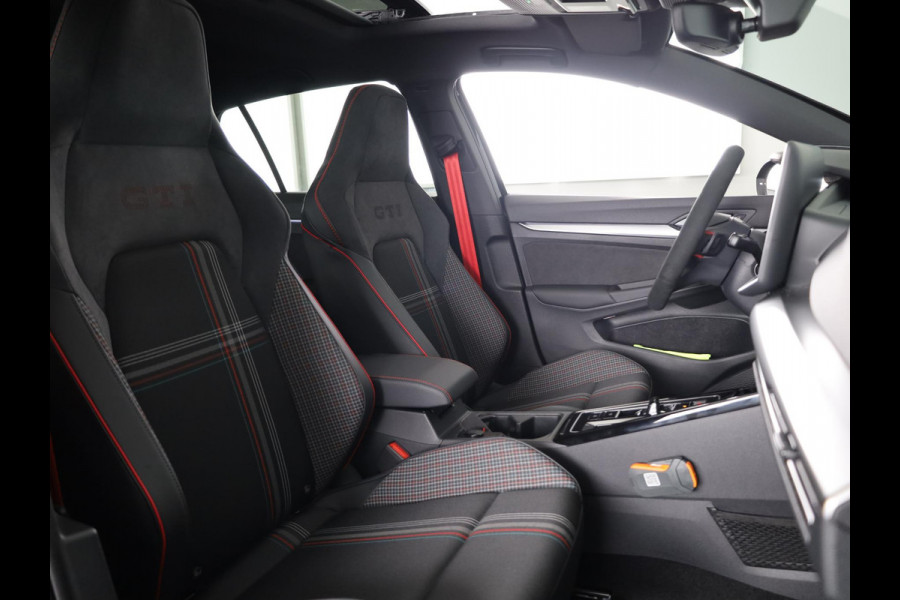 Volkswagen Golf 2.0 TSI GTI Clubsport Edition 50 325 PK | Full option | Panorama dak | Akrapovic | Harman Kardon | 19" Warmenau | Head Up Display | 360 graden camera | Verlengde garantie