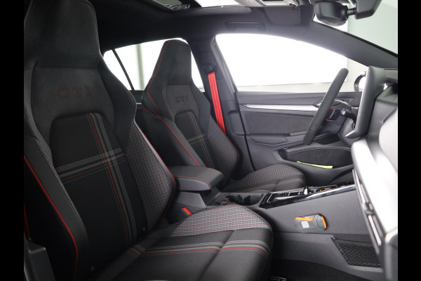 Volkswagen Golf 2.0 TSI GTI Clubsport Edition 50 325 PK | Full option | Panorama dak | Akrapovic | Harman Kardon | 19" Warmenau | Head Up Display | 360 graden camera | Verlengde garantie