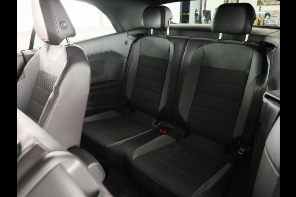 Volkswagen T-Roc Cabrio 1.5 TSI R-Line 150 pk Automaat (DSG) | Navigatie | Trekhaak (afneembaar) | Windscherm | Parkeersensoren (Park assist) | Achteruitrijcamera | Stoelverwarming | R-Line |