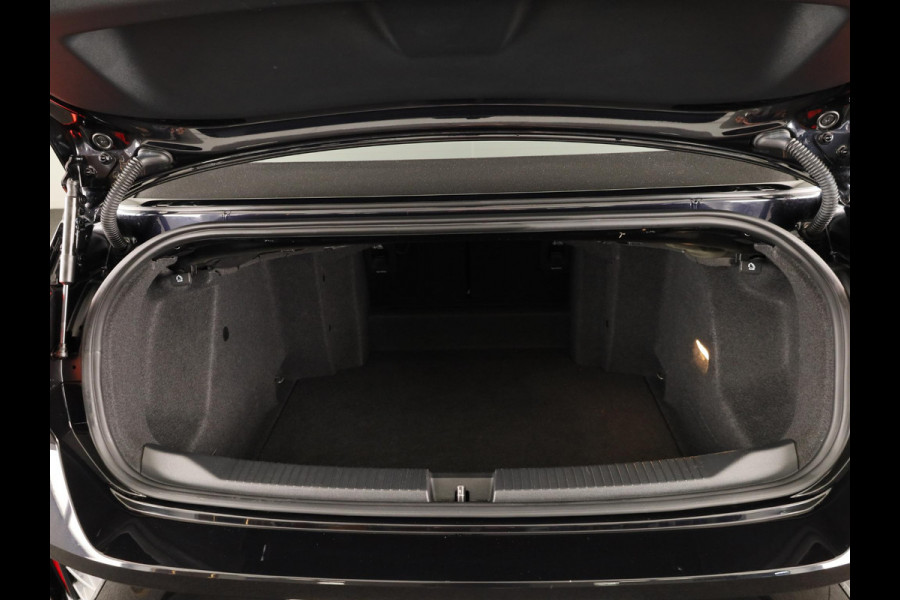 Volkswagen T-Roc Cabrio 1.5 TSI R-Line 150 pk Automaat (DSG) | Navigatie | Trekhaak (afneembaar) | Windscherm | Parkeersensoren (Park assist) | Achteruitrijcamera | Stoelverwarming | R-Line |