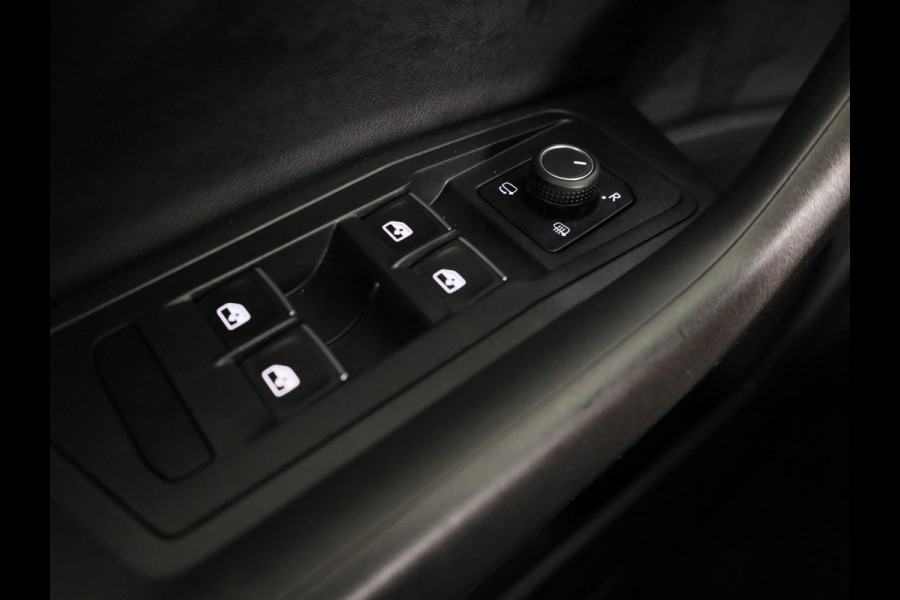 Volkswagen T-Roc Cabrio 1.5 TSI R-Line 150 pk Automaat (DSG) | Navigatie | Trekhaak (afneembaar) | Windscherm | Parkeersensoren (Park assist) | Achteruitrijcamera | Stoelverwarming | R-Line |
