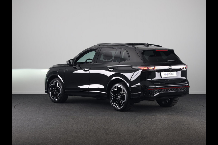 Volkswagen Tiguan 1.5 eHybrid R-Line Edition 272 pk Automaat (DSG) | Verlengde garantie | Navigatie | Panoramadak | Trekhaak (wegklapbaar) | Parkeersensoren (Park assist) | Rondomzicht camera | Lederen bekleding | R-Line |