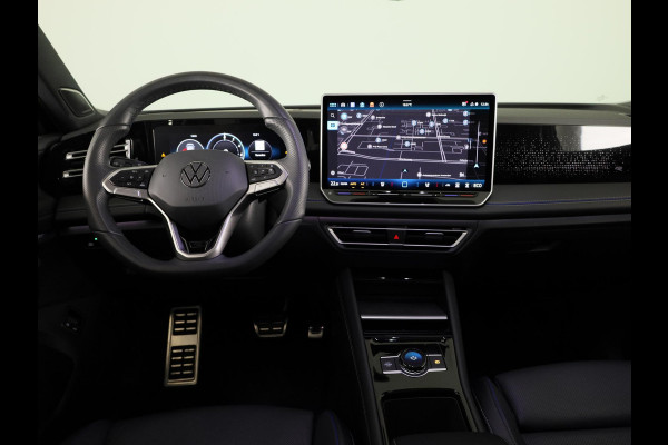 Volkswagen Tiguan 1.5 eHybrid R-Line Edition 272 pk Automaat (DSG) | Verlengde garantie | Navigatie | Panoramadak | Trekhaak (wegklapbaar) | Parkeersensoren (Park assist) | Rondomzicht camera | Lederen bekleding | R-Line |